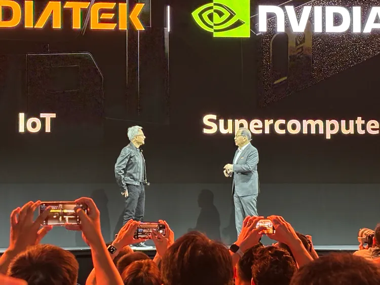 輝達執行長黃仁勳（左）替聯發科執行長蔡力行（右）主題演講站台。呂承哲攝