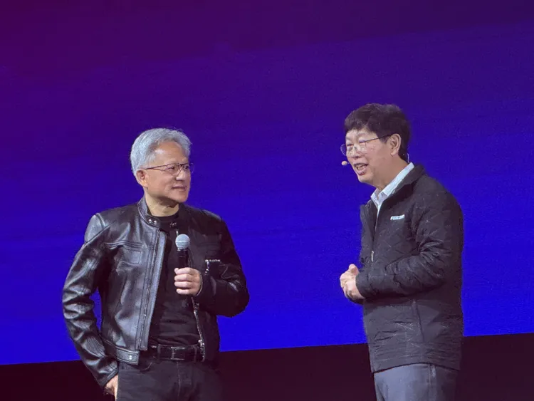 輝達執行長黃仁勳（左）替鴻海董事長劉揚偉（右）主題演講站台。呂承哲攝