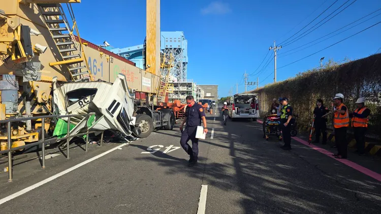 聯結車自撞護欄，受困司機救出後已無生命跡象，送醫仍不治。翻攝畫面
