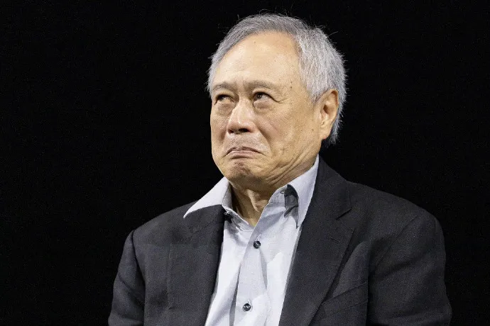 李安做鬼臉，模樣逗趣。翻攝微博