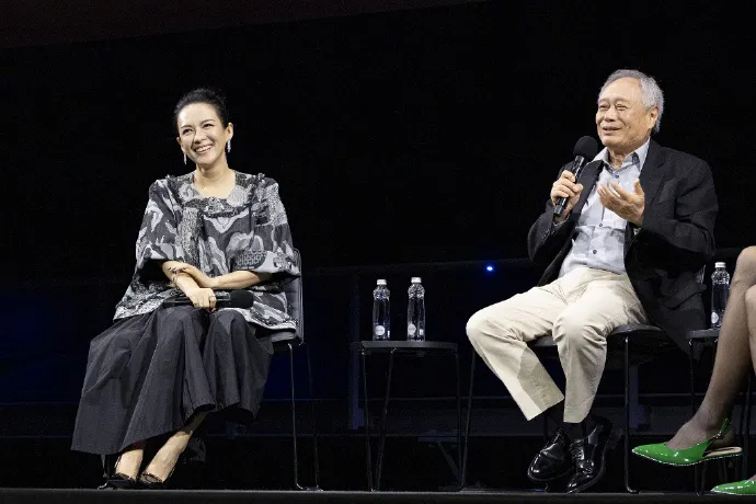 章子怡（左）與李安重聚回憶當年拍攝《臥》片點滴。翻攝微博＠新浪電影