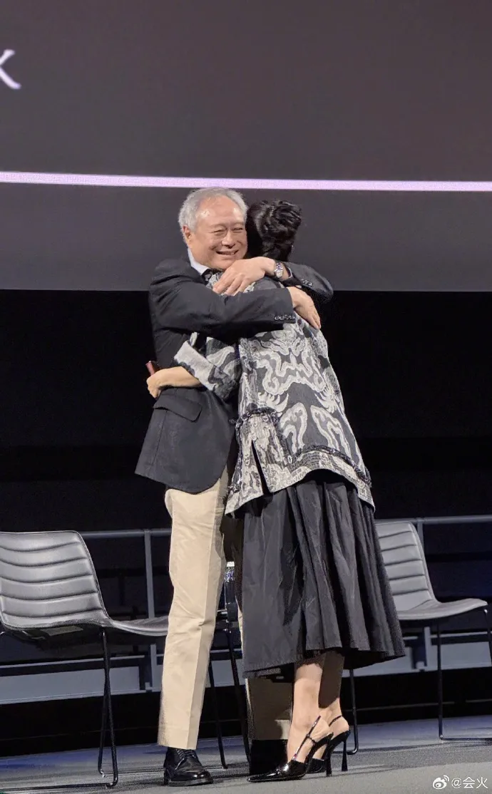 李安與章子怡的擁抱，被中國媒體戲稱為「世紀擁抱」。翻攝微博