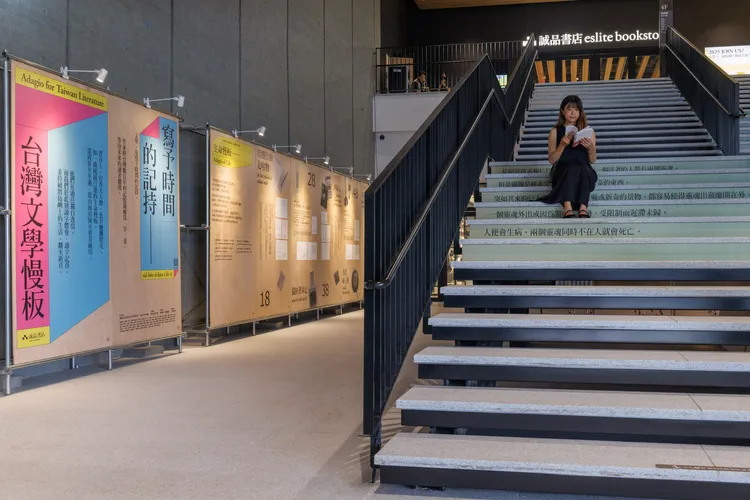 綿延4層樓的戶外百階大步梯，是誠品生活台南的一大亮點，打造出包含露天電影院、戶外展覽等功能的多元展演平台。誠品提供
