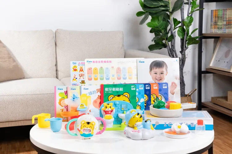 「巧連智數位典藏學習網_數位會員訂閱計畫」包含有聲學習資料庫，以及主題式學習套組（含紙本書和教具）。業者提供