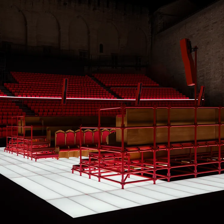 LV 2026早春女裝系列在法國亞維儂教皇宮的榮譽庭院發表。品牌提供