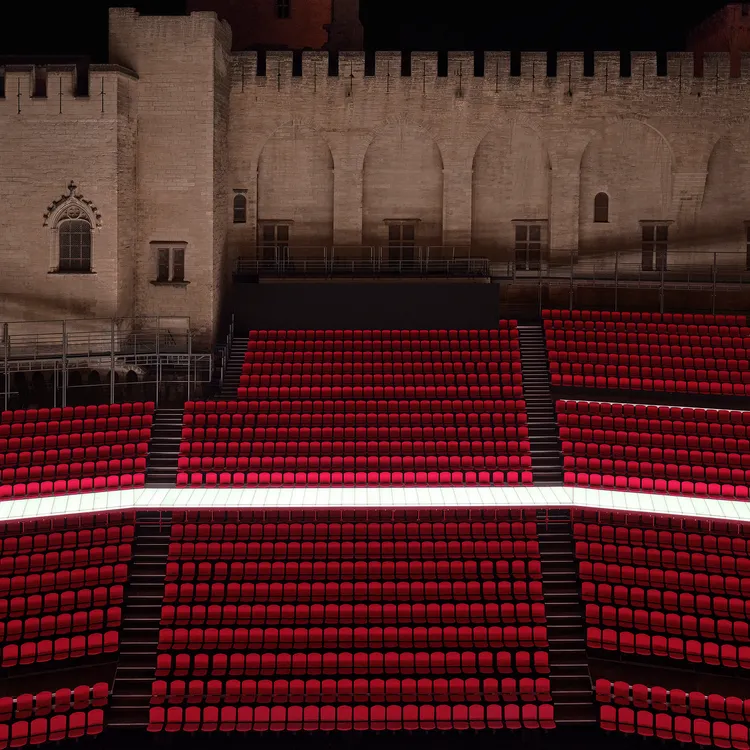 LV 2026早春女裝系列在法國亞維儂教皇宮的榮譽庭院發表。品牌提供