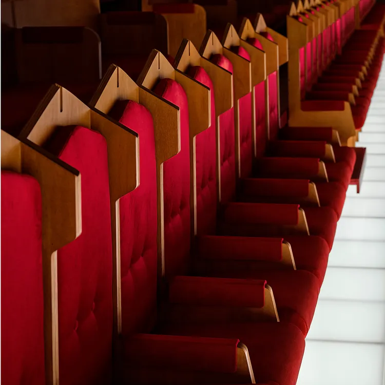 LV 2026早春女裝系列在法國亞維儂教皇宮的榮譽庭院發表。品牌提供