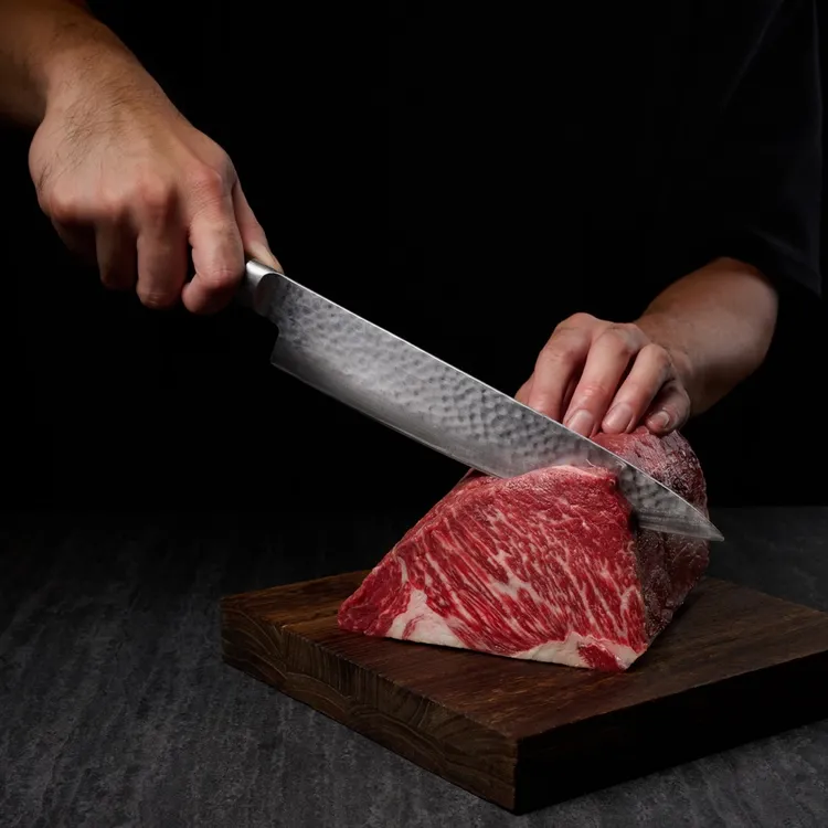 「肉次方」的頂級套餐「強擊の肉」，可無限續點「手切和牛嫩肩牛排」。王品集團提供