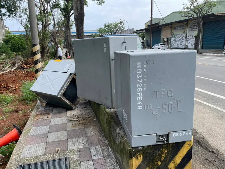台電在八德區的一處配電設備變壓器遭撞毀損。台電桃園區處提供