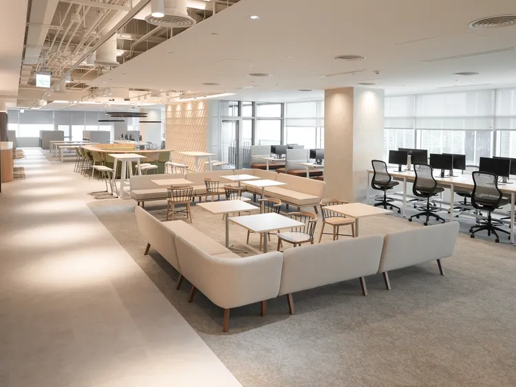 星宇航空大巨蛋辦公室以「奢華、專業、貼心、尊重」為設計主軸，融合日式美學與品牌精神，打造以人為本、提升幸福感的工作場域。星宇航空提供