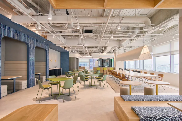 因應新世代的辦公型態，星宇航空導入「TBW（Team Based Working）」新型辦公模式，打破傳統固定座位配置，打造靈活、無縫的辦公體驗。星宇航空提供