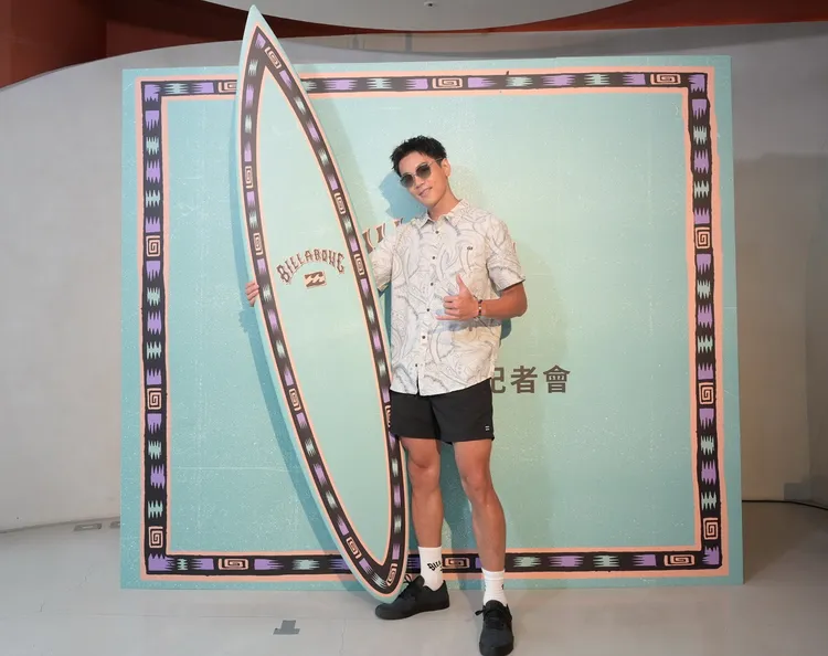 禾浩辰穿著Lyocell天絲纖維襯衫、機能衝浪褲當起陽光型男。品牌提供