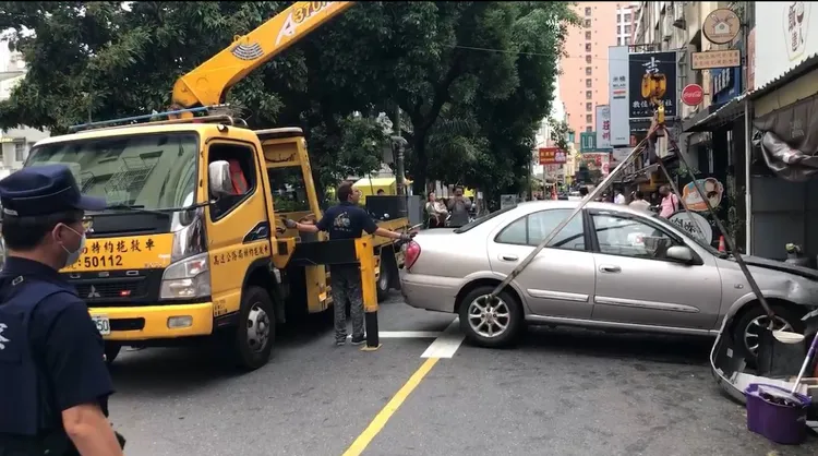 拖吊車到場將肇事轎車拖出。民眾提供