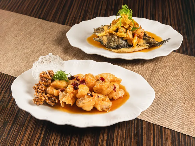 琥珀核桃蝦球以秘製濕粉包裹蝦身、180°炸至皮衣蓬鬆酥脆，搭佐新鮮酸甜醬汁。業者提供