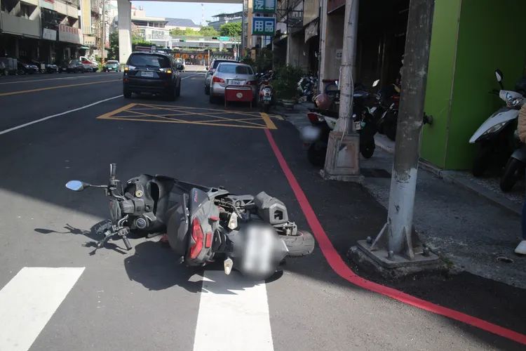凃女騎車直行衰遇切西瓜的機車，雖閃過擦撞的危機，但沒躲過撞燈柱的厄運。翻攝畫面