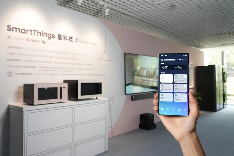 透過SmartThings 「遠端控制」功能，就算不在家中也能設定洗衣行程或查看冰箱食材。三星提供