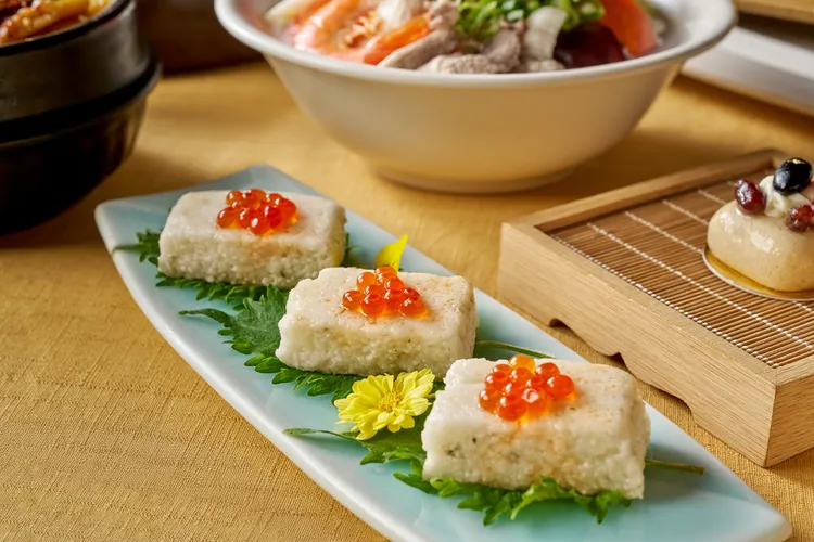 紫蘇清香搭配鮮美鮭魚卵、滑順山藥的「紫蘇鮭魚卵山藥豆腐」，細膩風味展現北國春雪初融的生命力，清爽滋味令人胃口大開。業者提供