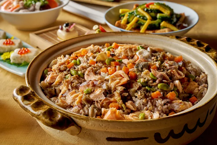 舞菇的山野香、鮭魚的鮮潤感，在鐵鍋中與高湯細火慢炊入味，香氣四溢的「舞菇鮭魚釜飯」詮釋自然與土地的溫度。業者提供