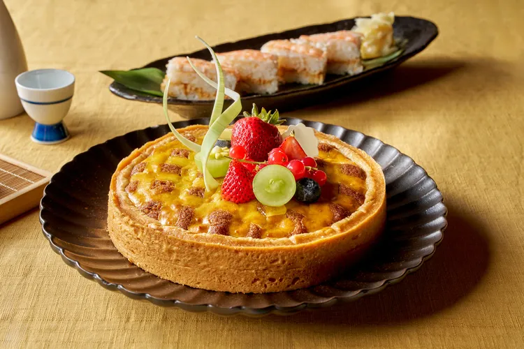 「黑糖杏仁塔」嚴選沖繩黑糖製作塔餡，融合烘烤杏仁的堅果香氣，外酥內潤、甜而不膩。業者提供