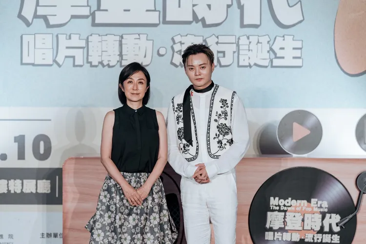 黃韻玲力邀許富凱為了展覽獻唱歌曲。臺北流行音樂中心提供