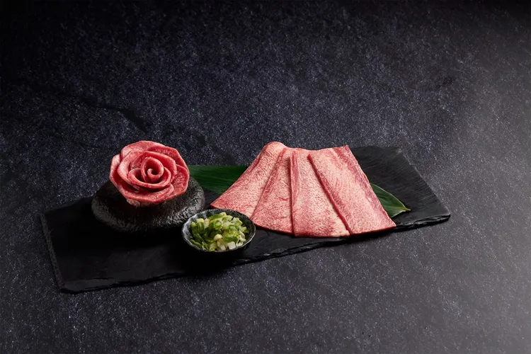 6月底前在「Oh my!原燒」消費任一價位套餐，就能用299元加購「牛舌饗宴」，內含造型浪漫的牛舌玫瑰花和蔥鹽牛舌。業者提供