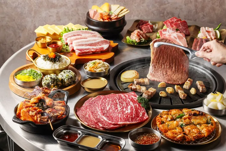 「金咕韓式原塊烤肉」的菜單即日起全面改版升級，單人不用千元就能享受日本A5和牛，滿足懂吃饕客的嗜肉慾望。業者提供