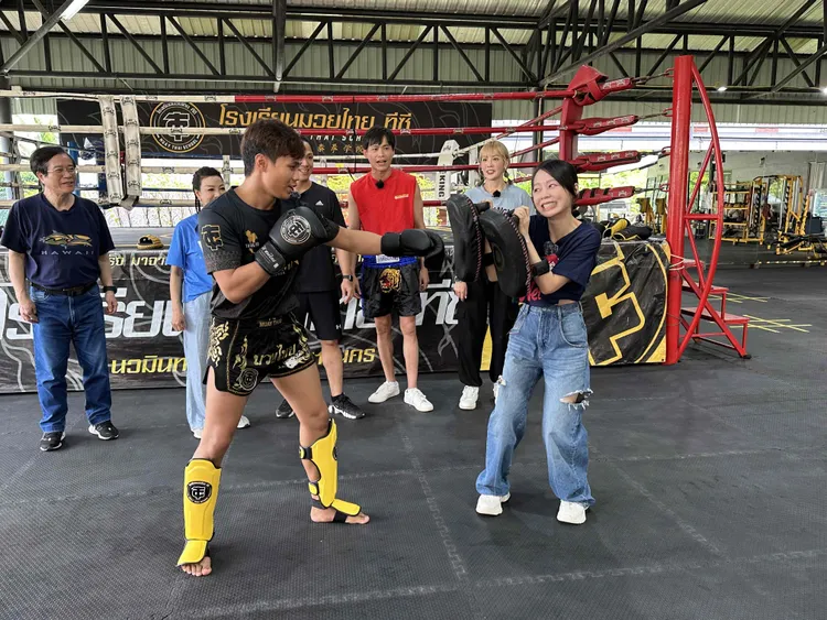 孫淑媚（右）體驗泰拳的力道。公視台語台提供