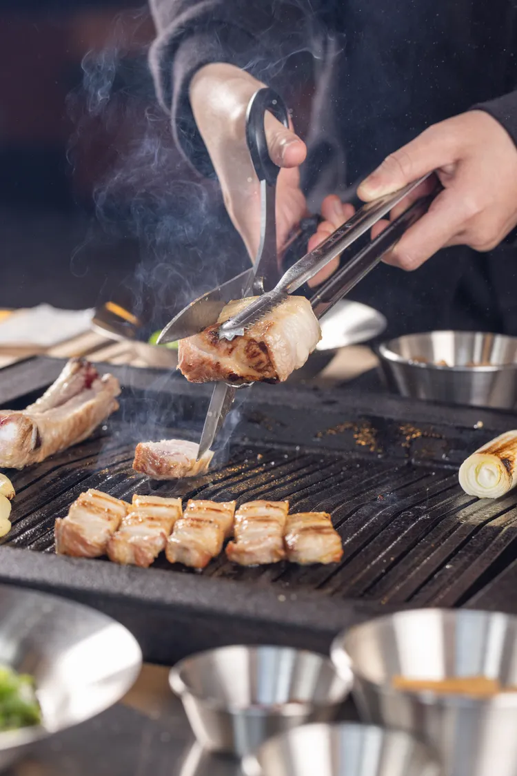 「金豬食堂」全程專人代烤只需要出一張嘴就能享受美食。業者提供