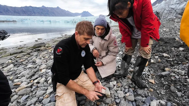 林哲熹（中）成為小隊員們可靠的大家長。公視+提供