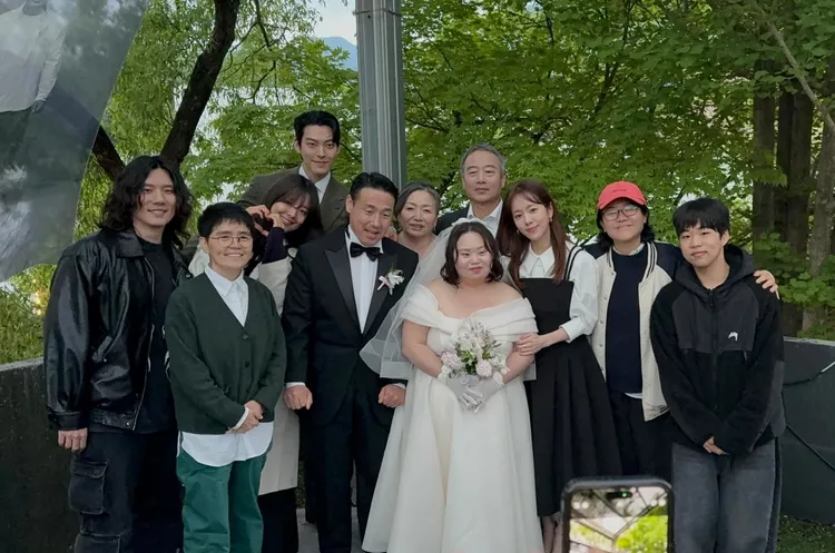 《我們的藍調時光》編劇盧熙京（左二）、金宇彬（後排左）、韓志旼（右三）都出席鄭恩惠的婚禮。翻攝IG