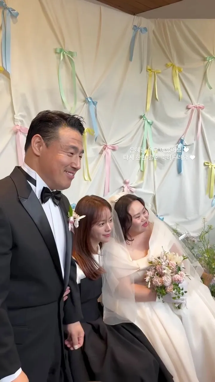 韓志旼（中）送「姊姊」鄭恩惠出嫁。翻攝IG