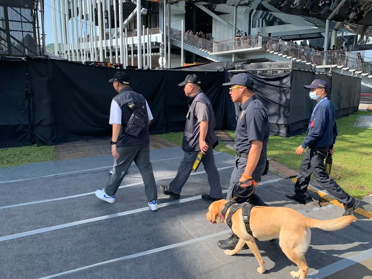 新北市警局出動霹靂小組、警犬隊等共576警力大陣仗負責會場維安工作。翻攝畫面