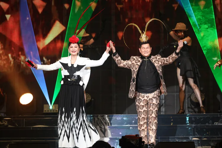 澎恰恰與陳亞蘭搭檔2025藍寶石大歌廳妙趣橫生。高雄流行音樂中心提供