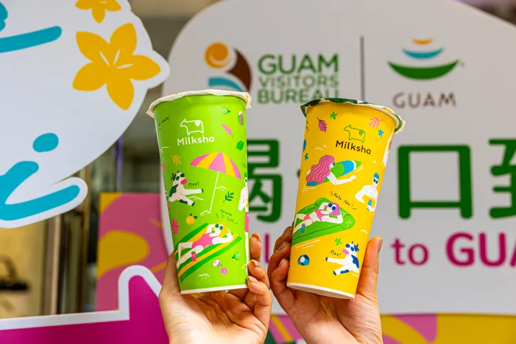 全新夏季限定杯款以黃、綠2款繽紛色彩呈現，並結合關島查莫洛原住民熱情問候語、海灘、渡假氛圍插圖。迷客夏提供