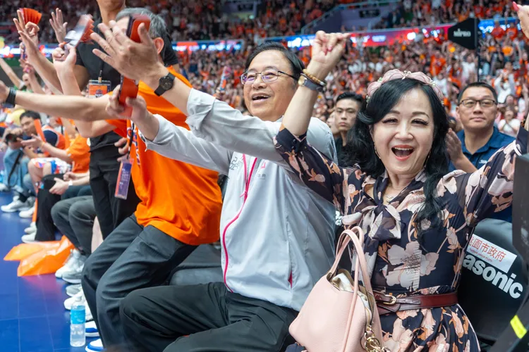 張善政與夫人現場和球迷熱情應援。桃園市府提供