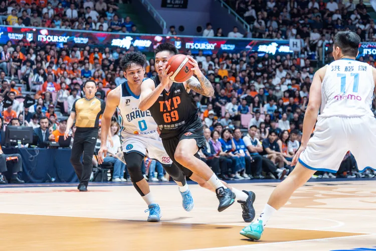 球員現場拚戰。桃園市府提供