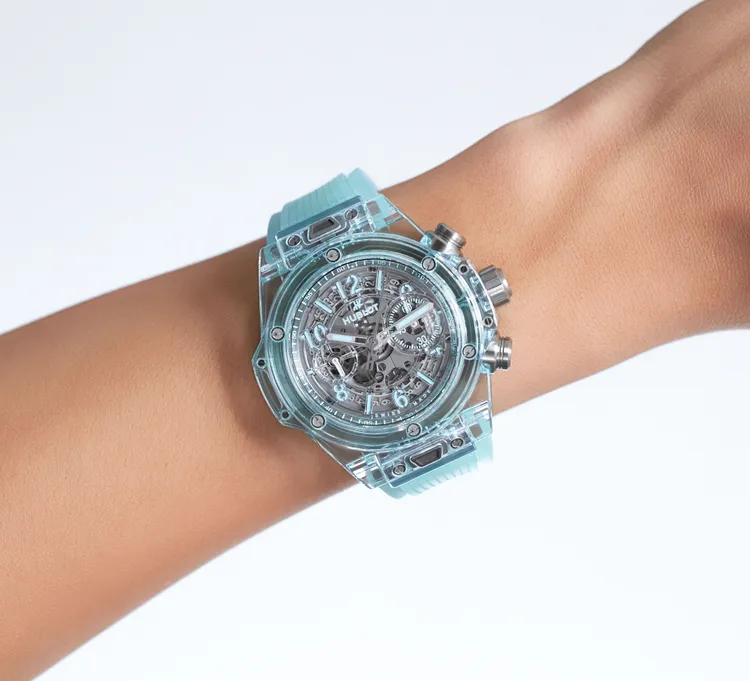 Hublot Big Bang Unico湖水藍寶石計時碼錶上手照。品牌提供