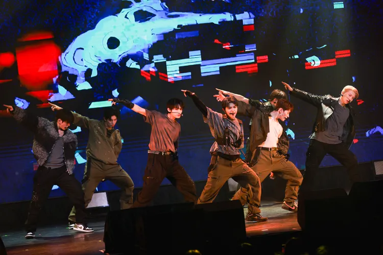 ALL(H)OURS不只表演自己的歌曲，還翻唱前輩MONSTA X的《Shoot Out》。ONINN ASIA提供