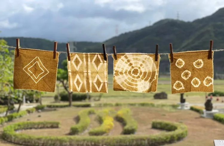 恆春半島是國產洋蔥的故鄉，職人手作課程將利用廢棄物洋蔥皮，學習基礎植物染技巧，實踐永續創作精神也是一次對土地友善的認識。墾丁凱撒提供