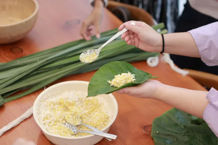 「凱撒半島巡旅」在地職人手作課程，邀請排灣族族人親自指導旅人製作Cinavu，一步步認識背後的飲食歷史脈絡，還能品嚐最地道的部落美味。墾丁凱撒提供
