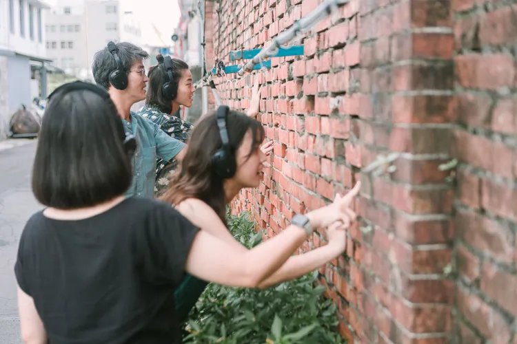 「共聲島」是恆春半島第一個戶外實境聲音體驗，透過由真實歷史事件改編的故事，結合恆春古城導覽與數位遊戲，讓參加者身歷其境，也能再次認識恆春。墾丁凱撒提供