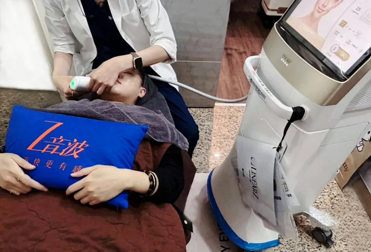 ▲文山美學診所吳曼竹醫師表示，越來越多熟齡女性不是要求明顯的改變，而是想「穩穩變好」，而Z音波的優勢在於它能夠提供這種精準、可控又穩定的效果。