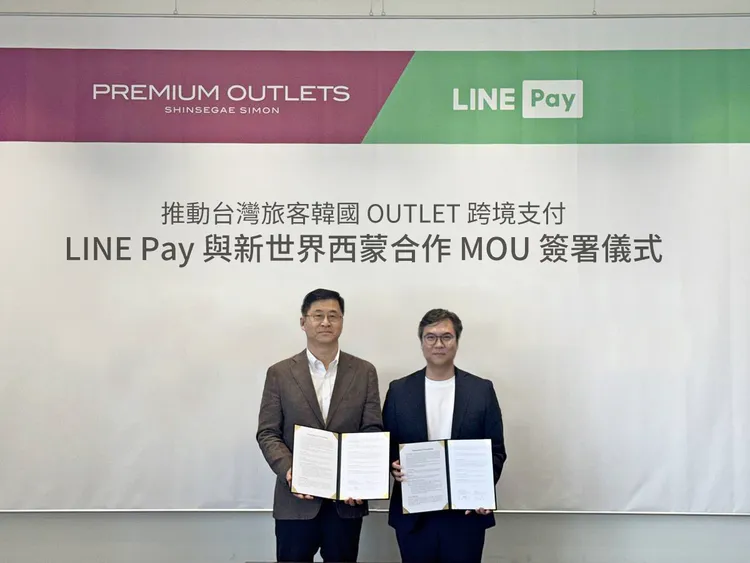 LINE Pay台灣董事長丁雄注(右)與韓國新世界西蒙代表金永燮(左)簽訂合作備忘錄，共同推動台灣旅客在韓國OUTLET享受便利跨境支付體驗。 LINE Pay提供