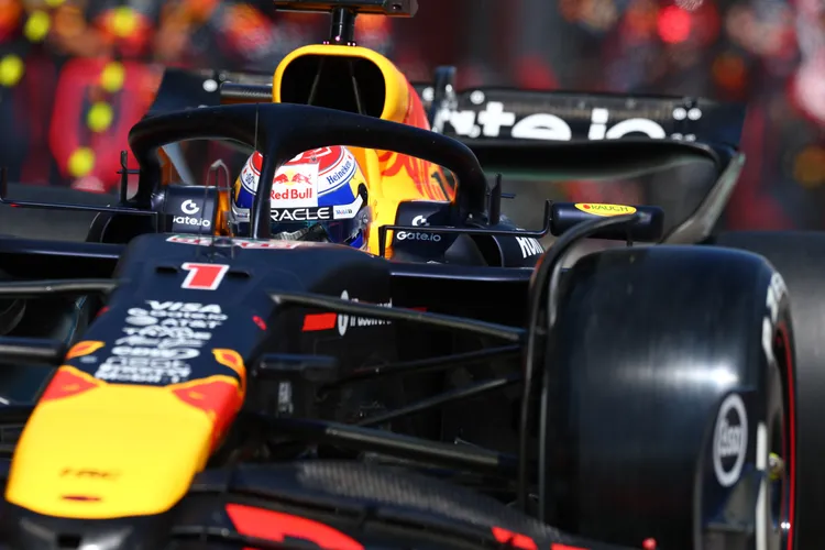 Red Bull 車隊荷蘭籍車手 Max Verstappen 在艾米利亞羅馬涅大獎賽表現出色，將積分差距縮小至22分。Red Bull 提供