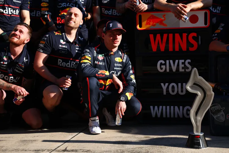 Red Bull 車隊 Max Verstappen 在 Imola 完美開局奪冠，更刷新最快單圈紀錄。Red Bull 提供
