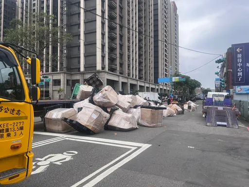 小客車未依規定轉彎!直行大貨車急剎 貨車上貨物掉滿地