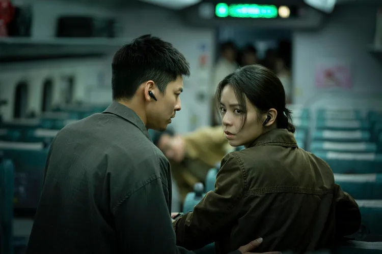 林柏宏（左）與宋芸樺被捲入突如其來的死亡危機。華影國際提供