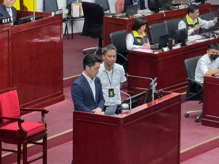 蔣萬安（左）及世壯運執委會人員（右）在議場上回應活動諸多問題。張綵茜攝