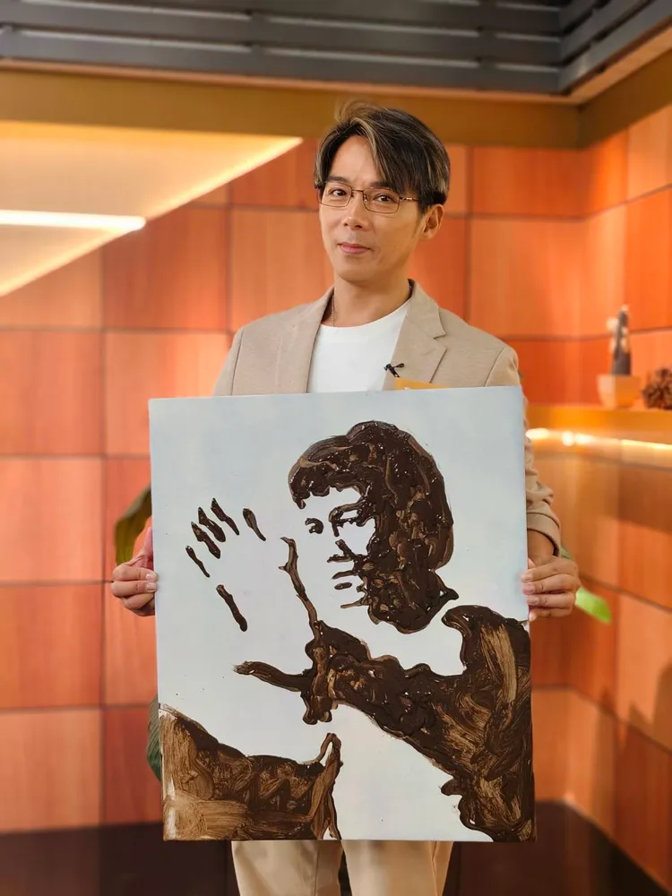 陳子強以高超畫技創作「武打巨星」李小龍肖像，驚豔全場。年代提供