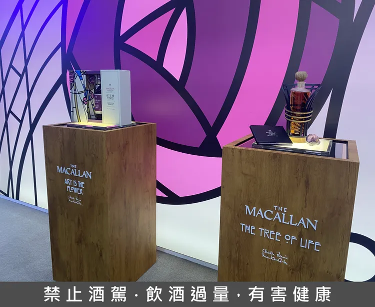 現場展出《The Tree of Life Collection》系列，《The Tree of Life》(右)與《Art is the Flower》(左)。黃若綾攝